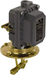 Square D - 4 NEMA Rated, DPST, Float Switch Pressure and Level Switch - 575 VAC, Line-Load-Load-Line Terminal - Eagle Tool & Supply